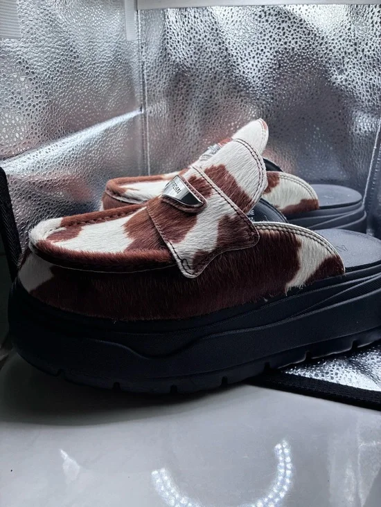 The Nike Air Jordan Mule Cow Print Brown IB1497-001 in size 7 WOMEN - Picture 4 of 10